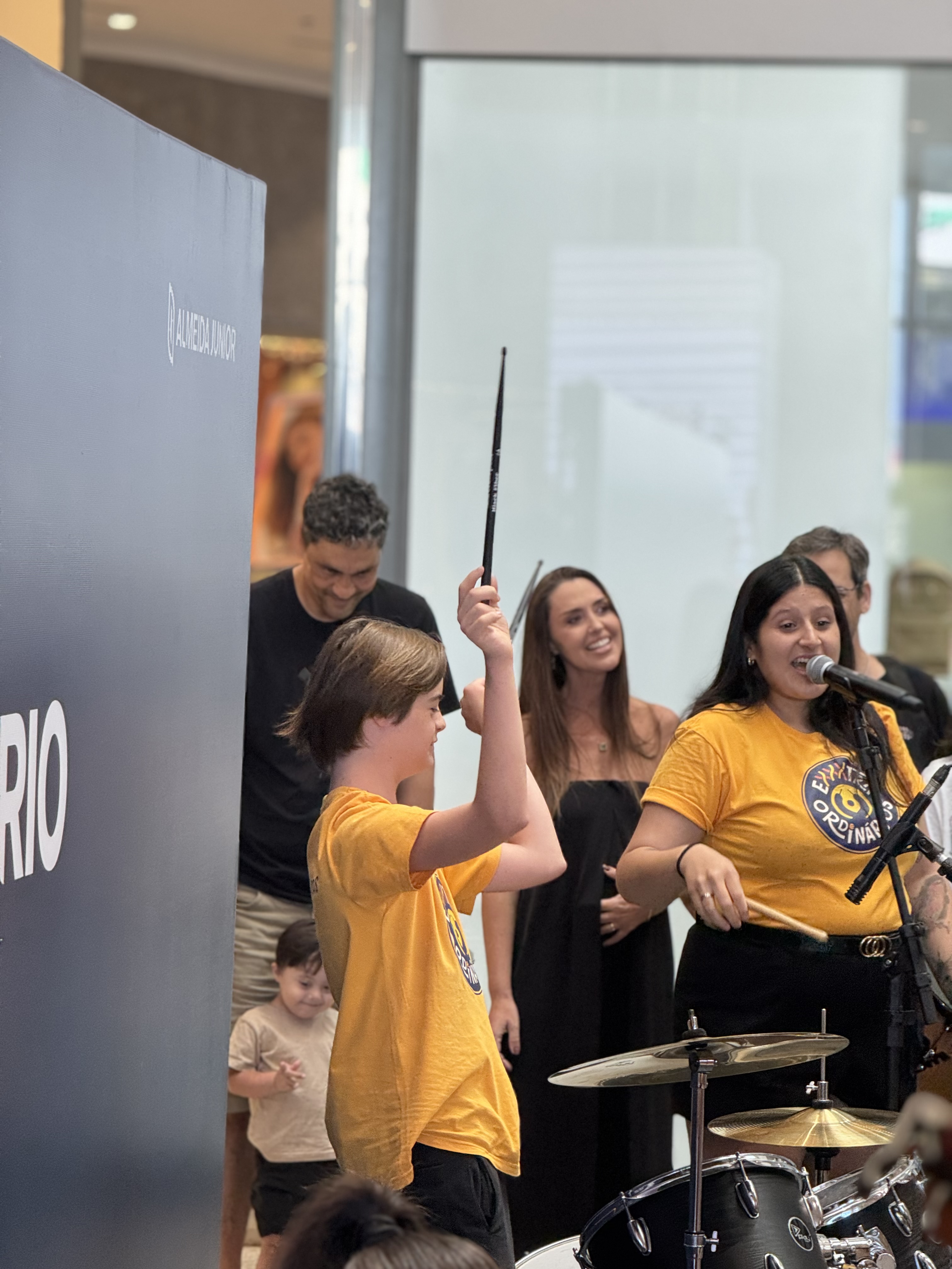 “Exxxtraordinários” encanta em apresentação no Balneário Shopping durante lançamento do livro que conta a história da banda