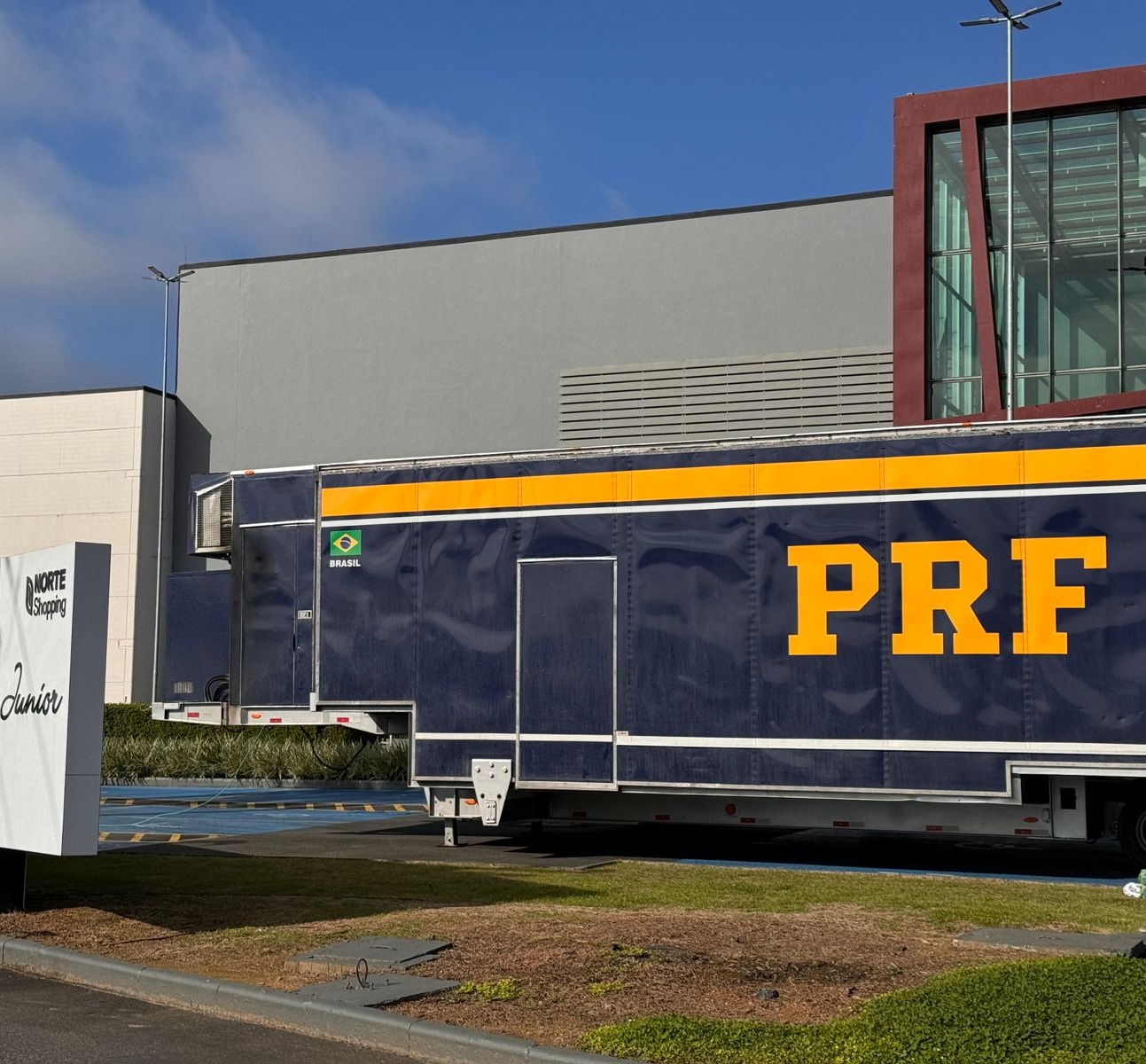 Carreta da PRF com ações educativas para escolas e famílias