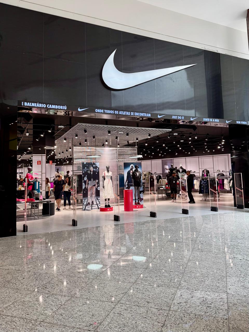 Nike inaugura loja no Balneário Shopping com experiência de compra premium e serviços exclusivos