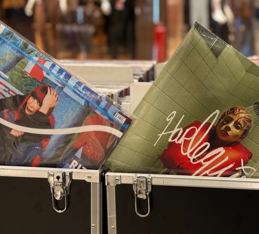 Fim de semana cultural com show gratuito de stand-up e feira de vinil